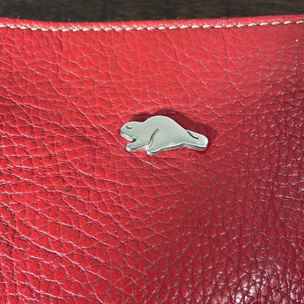 Roots pebbled leather red purse with long crossbody strap.  Made in Canada - Picture 9 of 17